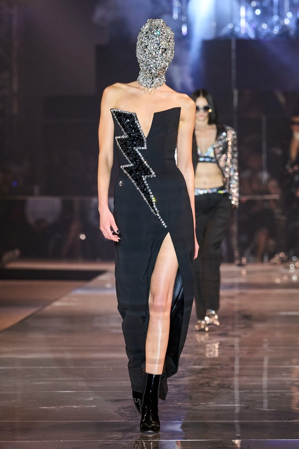 مجموعة Philipp Plein لربيع وصيف 2023 بروح موسيقى الروك