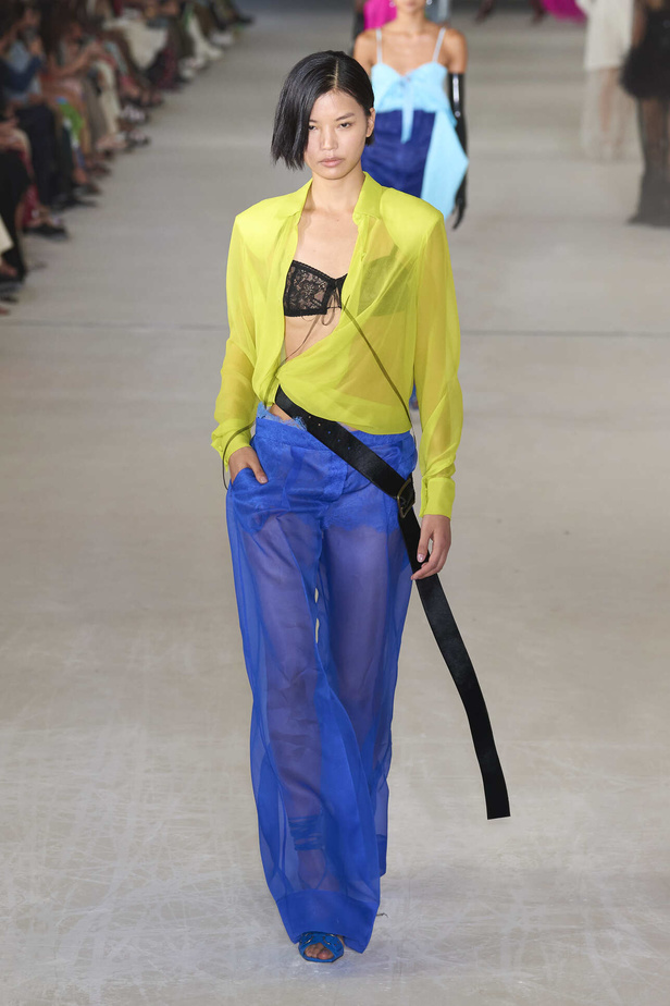 مجموعة Prabal Gurung لربيع وصيف 2022.. ألوان قوية وتفاصيل هندسية