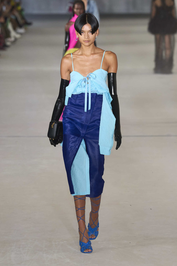 مجموعة Prabal Gurung لربيع وصيف 2022.. ألوان قوية وتفاصيل هندسية