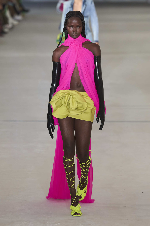 مجموعة Prabal Gurung لربيع وصيف 2022.. ألوان قوية وتفاصيل هندسية