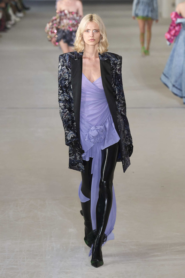 مجموعة Prabal Gurung لربيع وصيف 2022.. ألوان قوية وتفاصيل هندسية