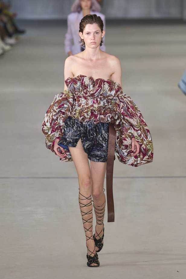 مجموعة Prabal Gurung لربيع وصيف 2022.. ألوان قوية وتفاصيل هندسية