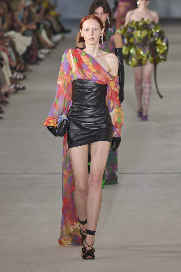 مجموعة Prabal Gurung لربيع وصيف 2022.. ألوان قوية وتفاصيل هندسية