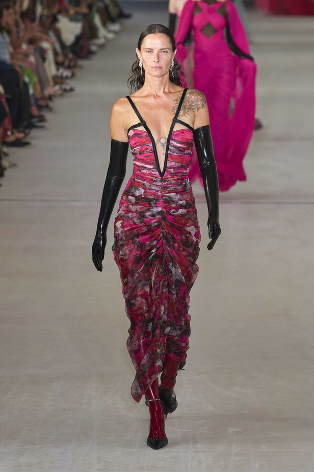 مجموعة Prabal Gurung لربيع وصيف 2022.. ألوان قوية وتفاصيل هندسية