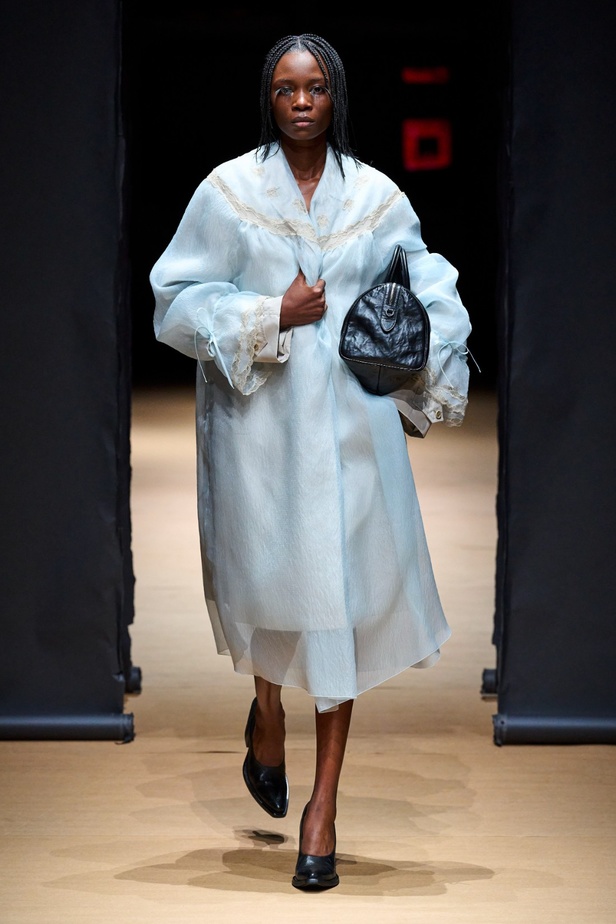 مجموعة Prada لربيع وصيف 2023: اللمسة الإبداعية المناسبة لموسم الربيع المقبل