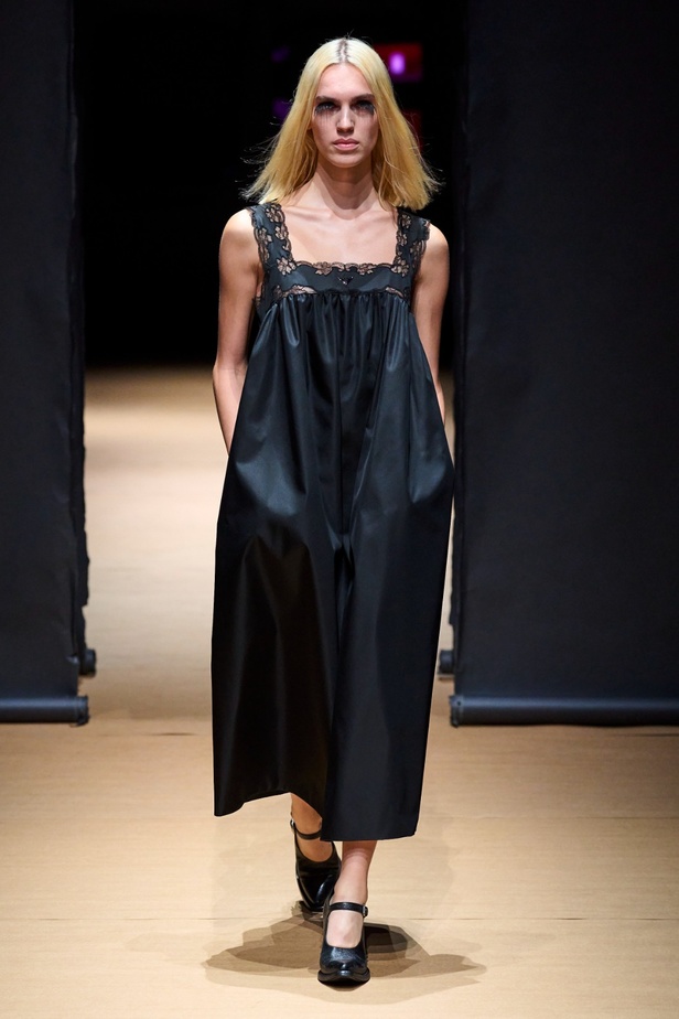 مجموعة Prada لربيع وصيف 2023: اللمسة الإبداعية المناسبة لموسم الربيع المقبل