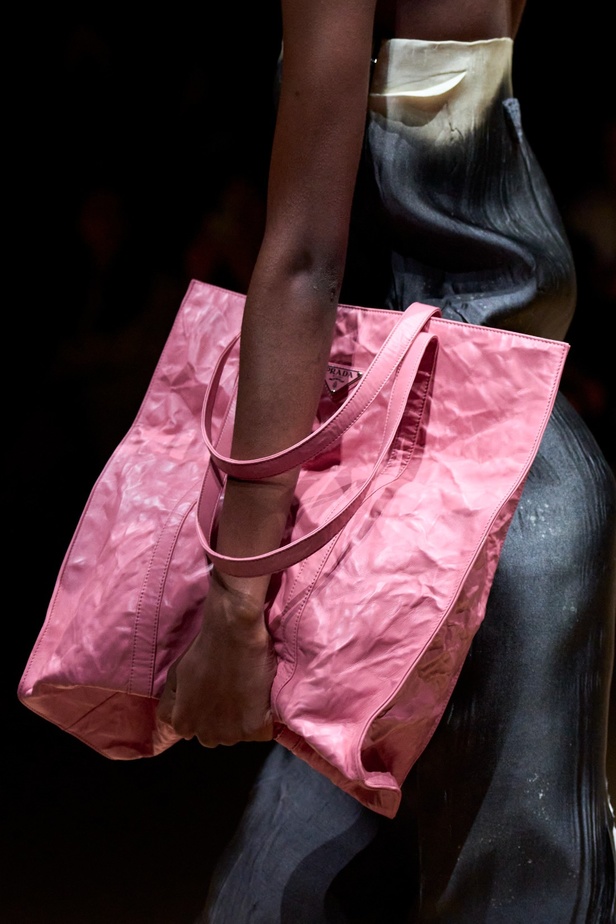 مجموعة Prada لربيع وصيف 2023: اللمسة الإبداعية المناسبة لموسم الربيع المقبل