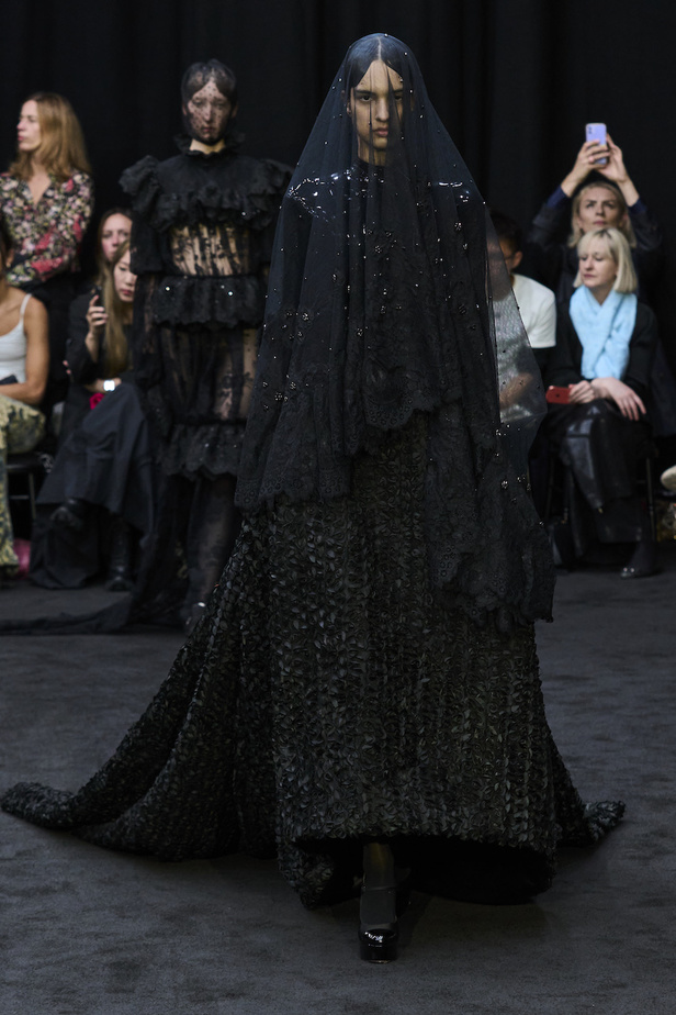 من مجموعة ريتشارد كوين لموسم ربيع وصيف 2023