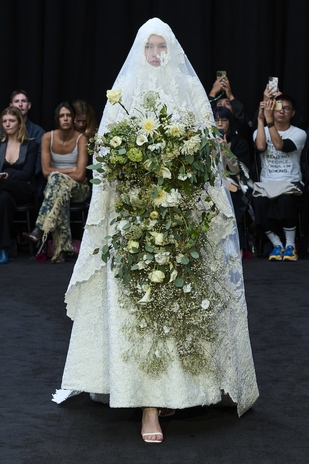 من مجموعة ريتشارد كوين لموسم ربيع وصيف 2023