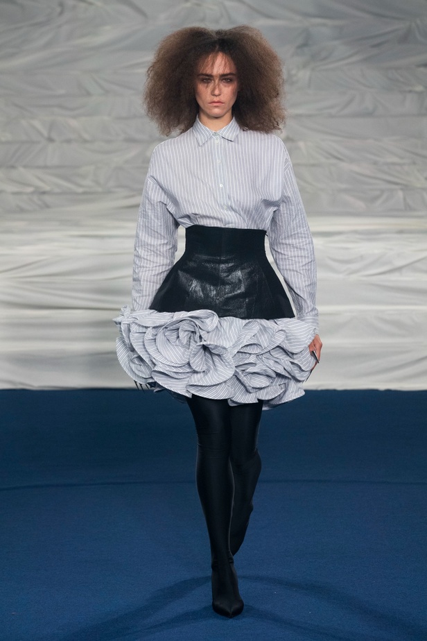 اكسسوارات غريبة وصيحات ملفتة ظهرت في عرض أزياء Rochas  لربيع وصيف 2023  