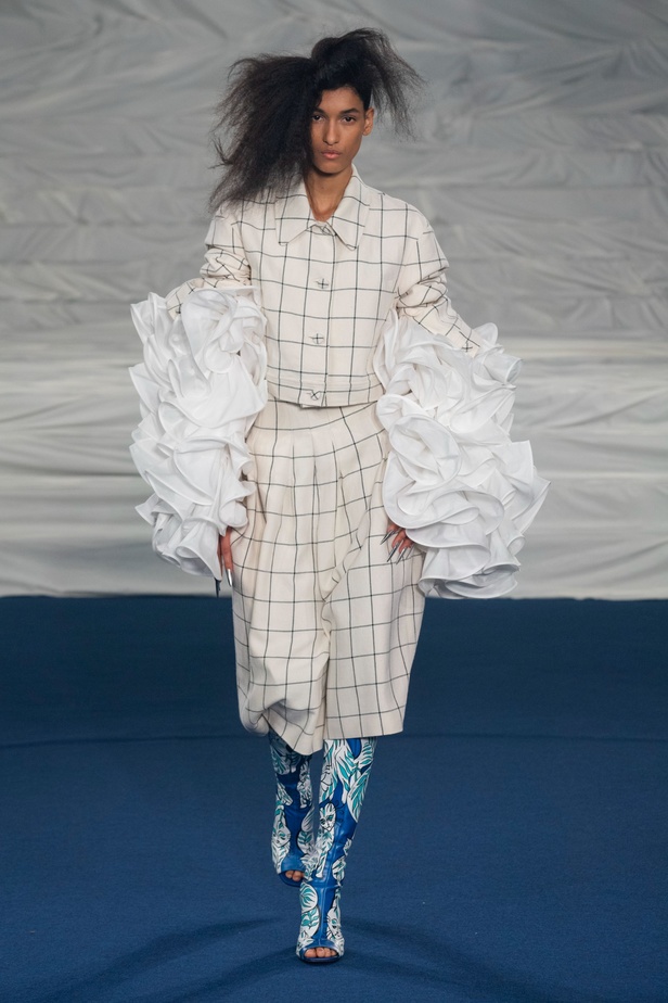 اكسسوارات غريبة وصيحات ملفتة ظهرت في عرض أزياء Rochas  لربيع وصيف 2023  