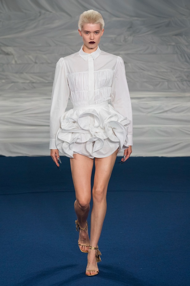 اكسسوارات غريبة وصيحات ملفتة ظهرت في عرض أزياء Rochas  لربيع وصيف 2023  