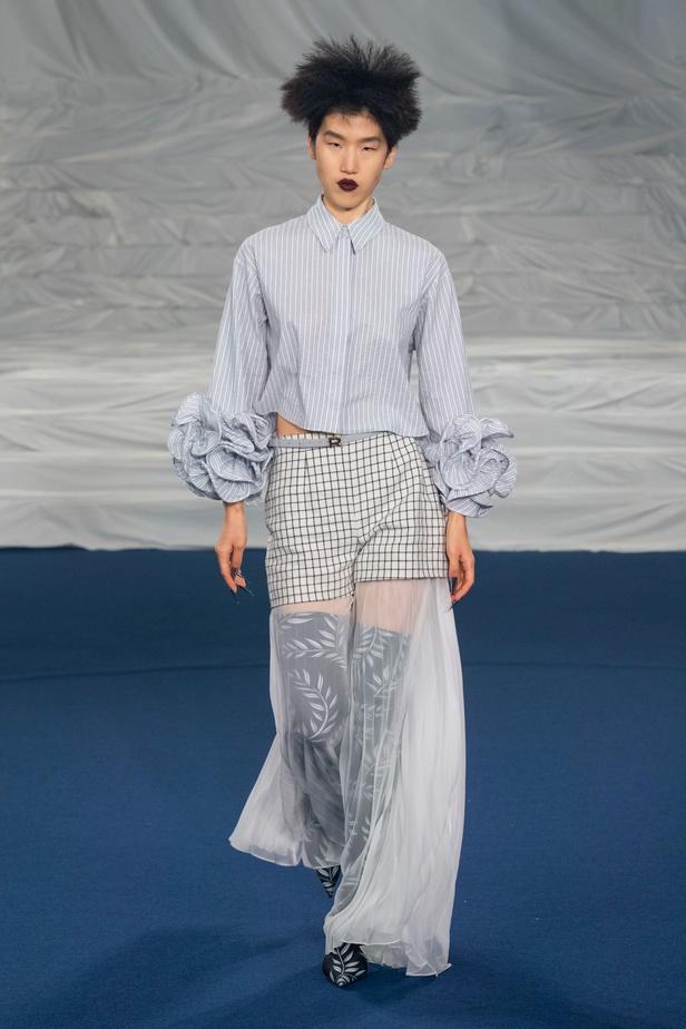 اكسسوارات غريبة وصيحات ملفتة ظهرت في عرض أزياء Rochas  لربيع وصيف 2023  