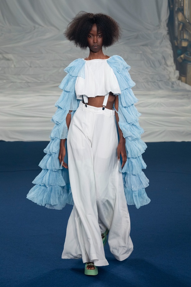 اكسسوارات غريبة وصيحات ملفتة ظهرت في عرض أزياء Rochas  لربيع وصيف 2023  