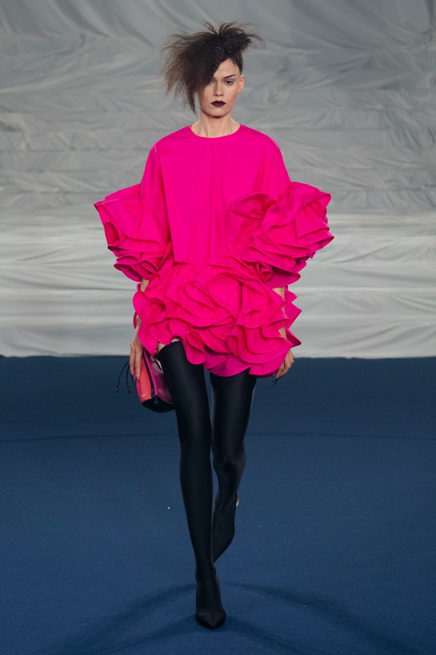 اكسسوارات غريبة وصيحات ملفتة ظهرت في عرض أزياء Rochas  لربيع وصيف 2023  