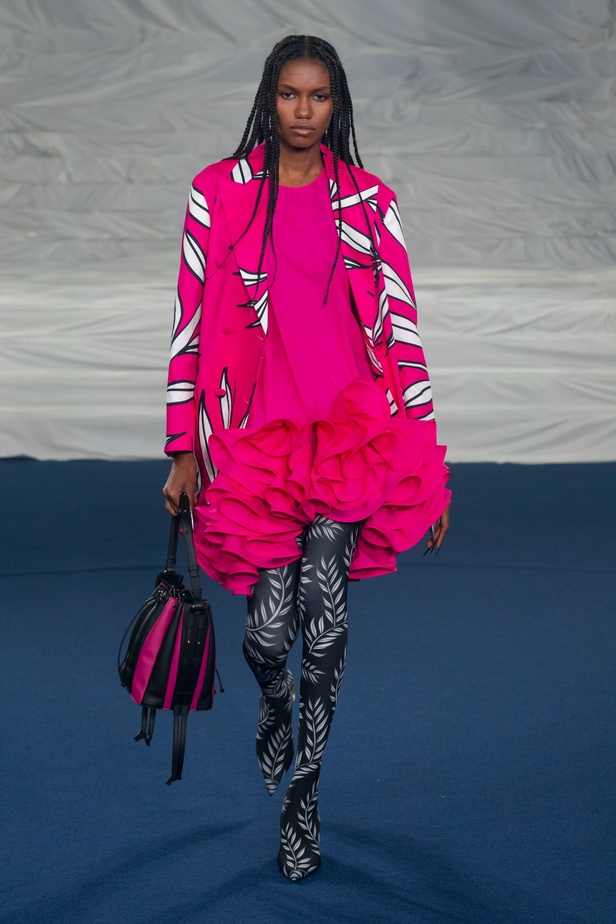 اكسسوارات غريبة وصيحات ملفتة ظهرت في عرض أزياء Rochas  لربيع وصيف 2023  