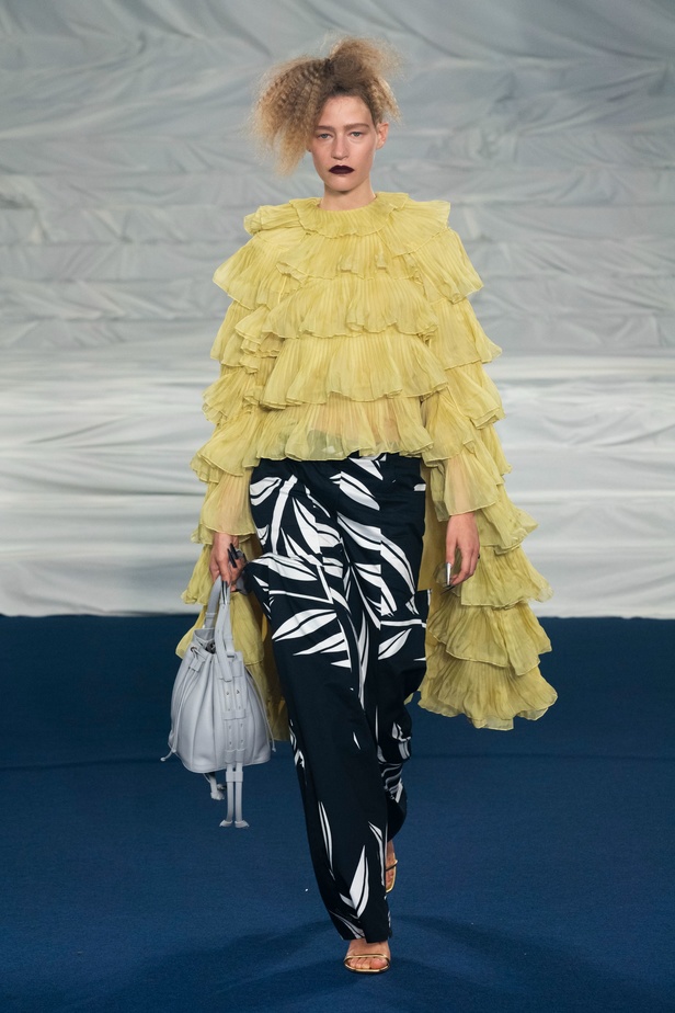 اكسسوارات غريبة وصيحات ملفتة ظهرت في عرض أزياء Rochas  لربيع وصيف 2023  