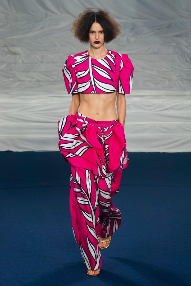 اكسسوارات غريبة وصيحات ملفتة ظهرت في عرض أزياء Rochas  لربيع وصيف 2023  