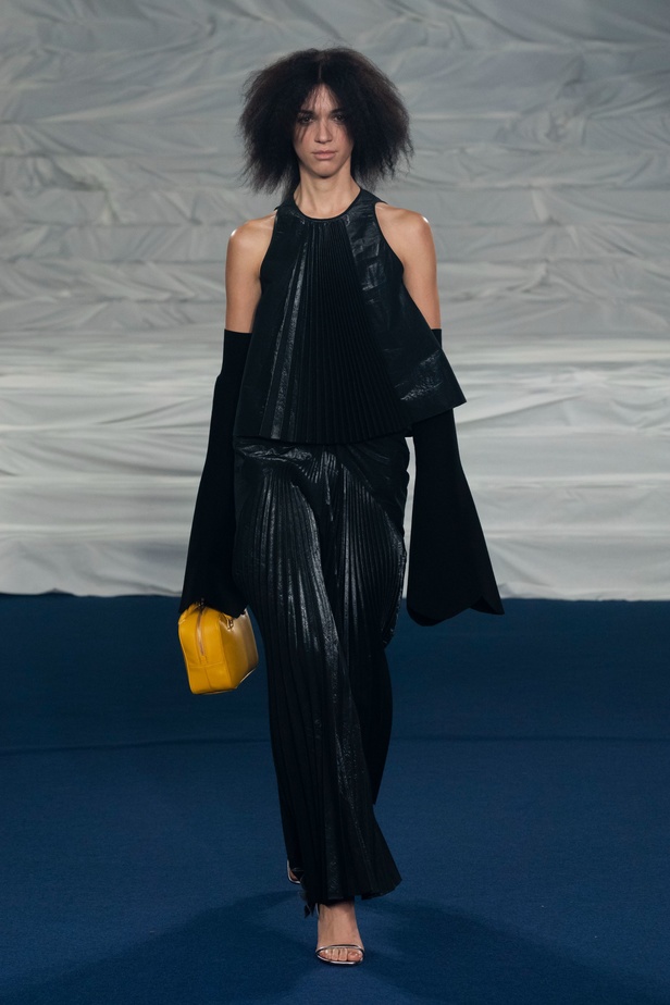 اكسسوارات غريبة وصيحات ملفتة ظهرت في عرض أزياء Rochas  لربيع وصيف 2023  