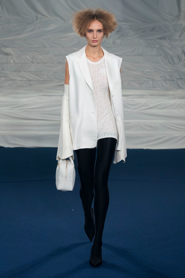 اكسسوارات غريبة وصيحات ملفتة ظهرت في عرض أزياء Rochas  لربيع وصيف 2023  