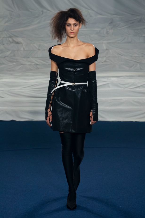 اكسسوارات غريبة وصيحات ملفتة ظهرت في عرض أزياء Rochas  لربيع وصيف 2023  