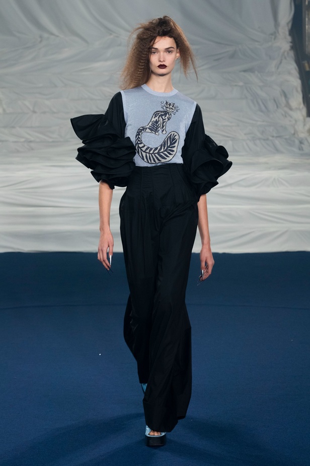 اكسسوارات غريبة وصيحات ملفتة ظهرت في عرض أزياء Rochas  لربيع وصيف 2023  