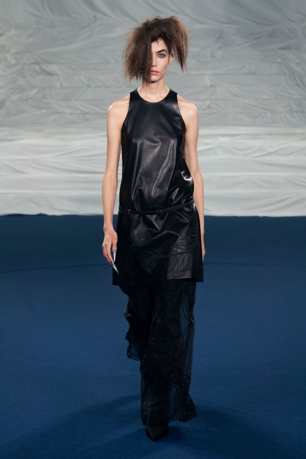 اكسسوارات غريبة وصيحات ملفتة ظهرت في عرض أزياء Rochas  لربيع وصيف 2023  