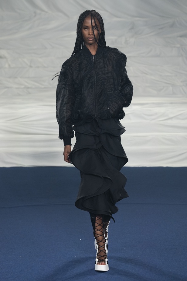 اكسسوارات غريبة وصيحات ملفتة ظهرت في عرض أزياء Rochas  لربيع وصيف 2023  