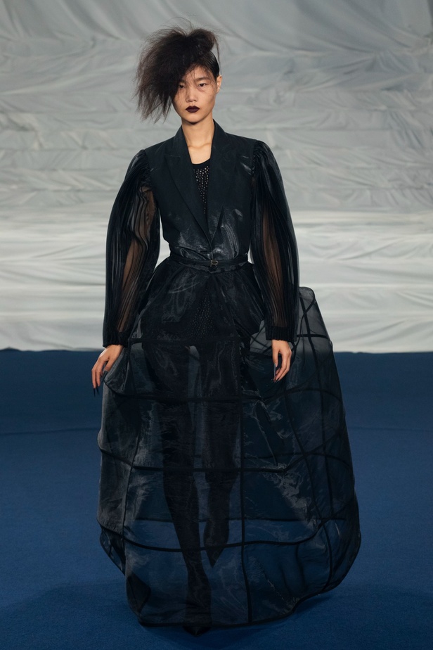 اكسسوارات غريبة وصيحات ملفتة ظهرت في عرض أزياء Rochas  لربيع وصيف 2023  