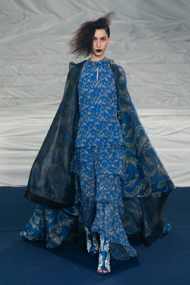 اكسسوارات غريبة وصيحات ملفتة ظهرت في عرض أزياء Rochas  لربيع وصيف 2023  