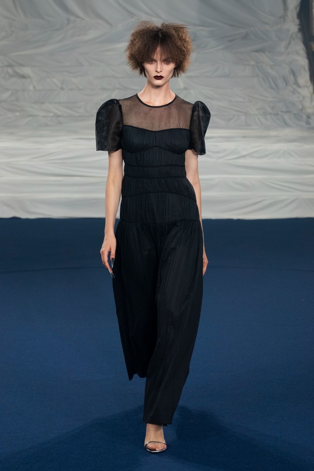 اكسسوارات غريبة وصيحات ملفتة ظهرت في عرض أزياء Rochas  لربيع وصيف 2023  