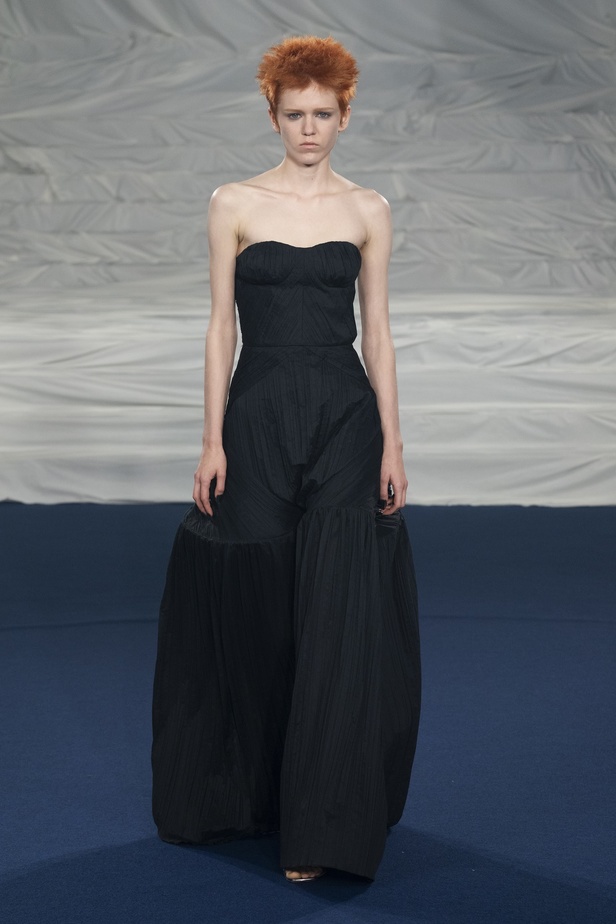 اكسسوارات غريبة وصيحات ملفتة ظهرت في عرض أزياء Rochas  لربيع وصيف 2023  