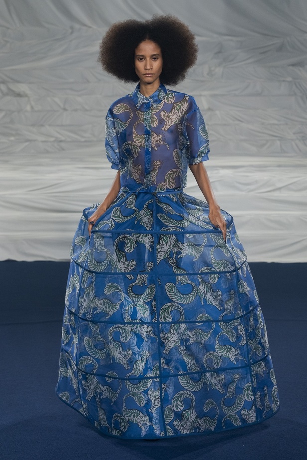 اكسسوارات غريبة وصيحات ملفتة ظهرت في عرض أزياء Rochas  لربيع وصيف 2023  