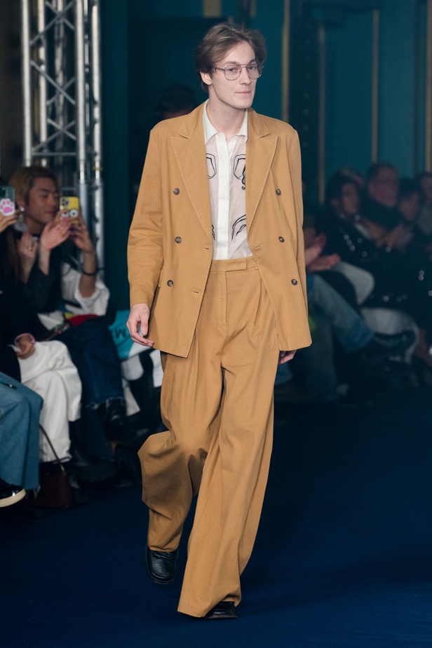 اكسسوارات غريبة وصيحات ملفتة ظهرت في عرض أزياء Rochas  لربيع وصيف 2023  