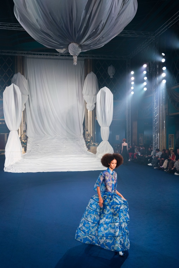 اكسسوارات غريبة وصيحات ملفتة ظهرت في عرض أزياء Rochas  لربيع وصيف 2023  