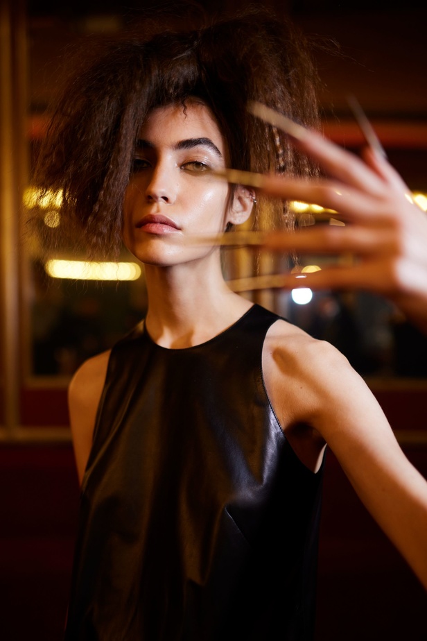 اكسسوارات غريبة وصيحات ملفتة ظهرت في عرض أزياء Rochas  لربيع وصيف 2023  