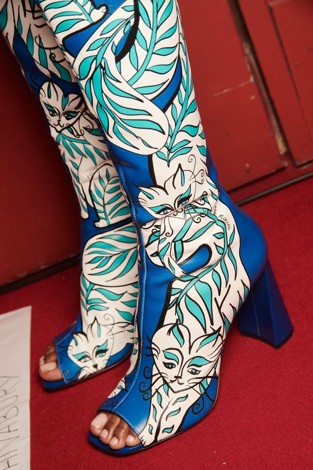 اكسسوارات غريبة وصيحات ملفتة ظهرت في عرض أزياء Rochas  لربيع وصيف 2023  