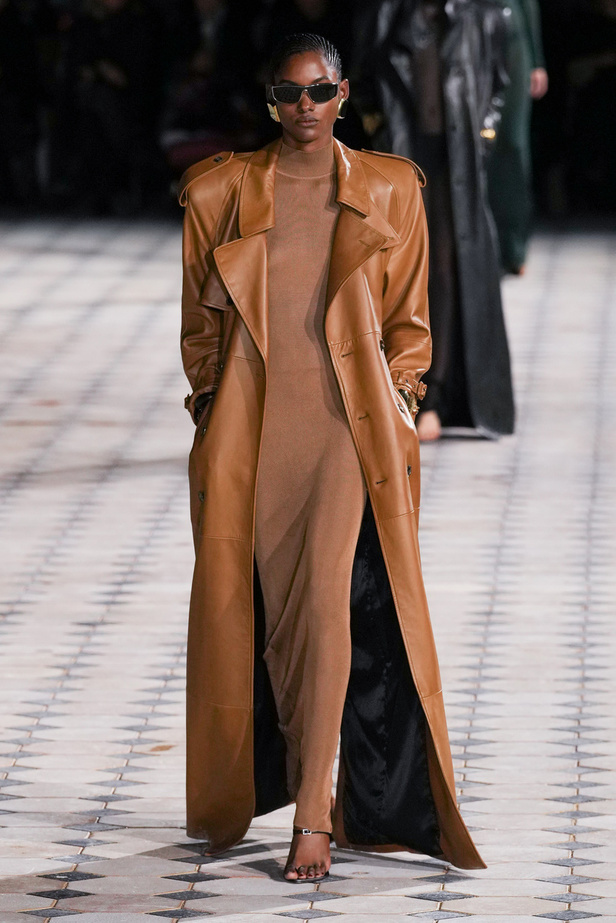 مجموعة Saint Laurent لربيع وصيف 2023.. أناقة الثمانينيات بقصات فاخرة