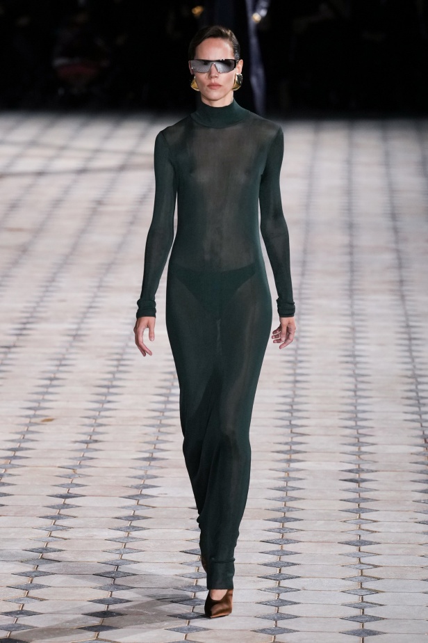 مجموعة Saint Laurent لربيع وصيف 2023.. أناقة الثمانينيات بقصات فاخرة