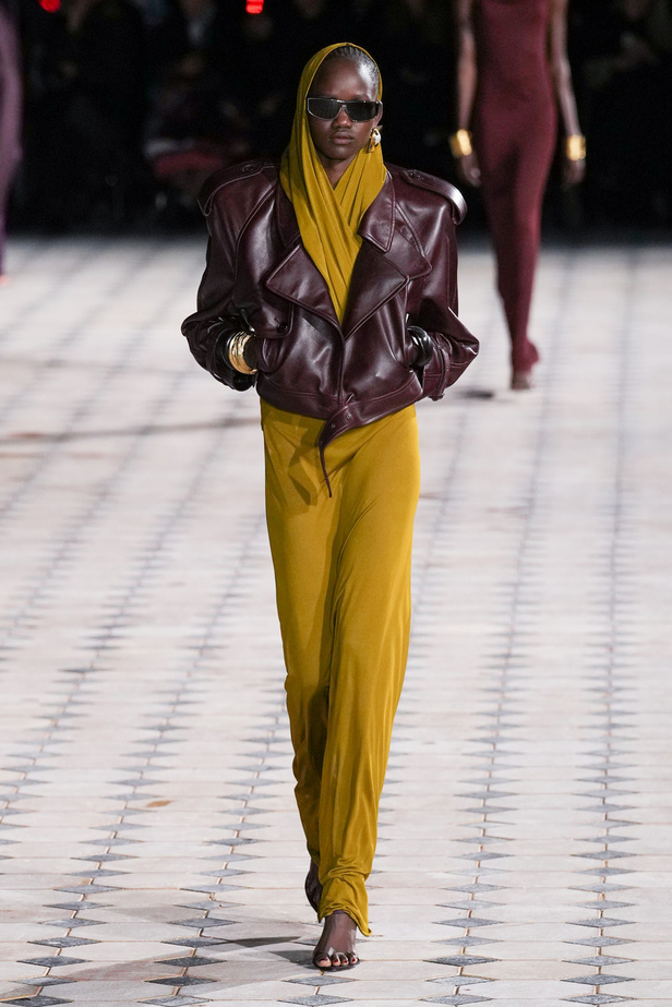 مجموعة Saint Laurent لربيع وصيف 2023.. أناقة الثمانينيات بقصات فاخرة