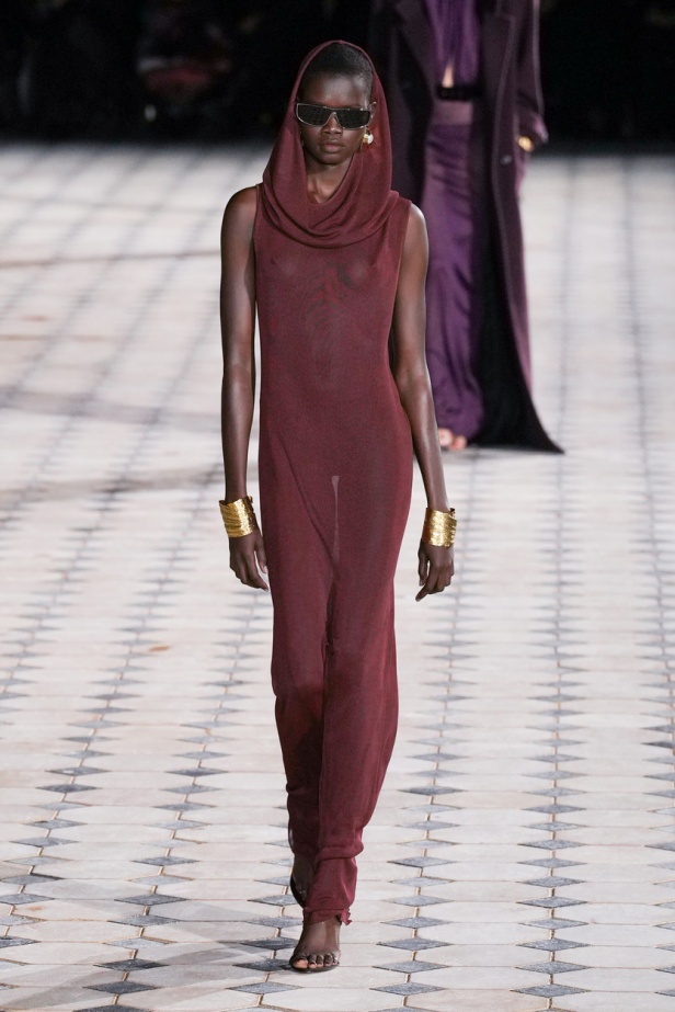 مجموعة Saint Laurent لربيع وصيف 2023.. أناقة الثمانينيات بقصات فاخرة