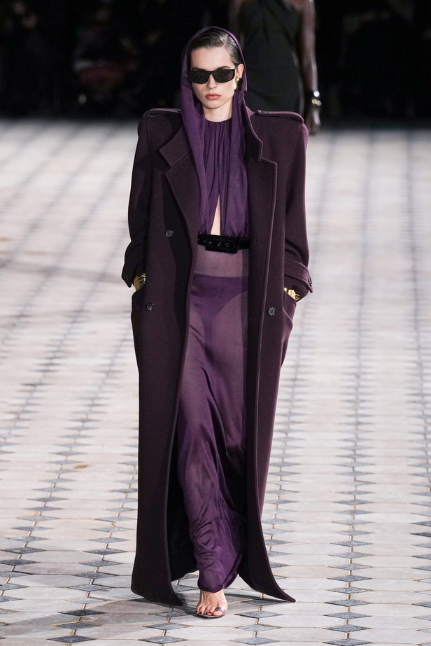 مجموعة Saint Laurent لربيع وصيف 2023.. أناقة الثمانينيات بقصات فاخرة