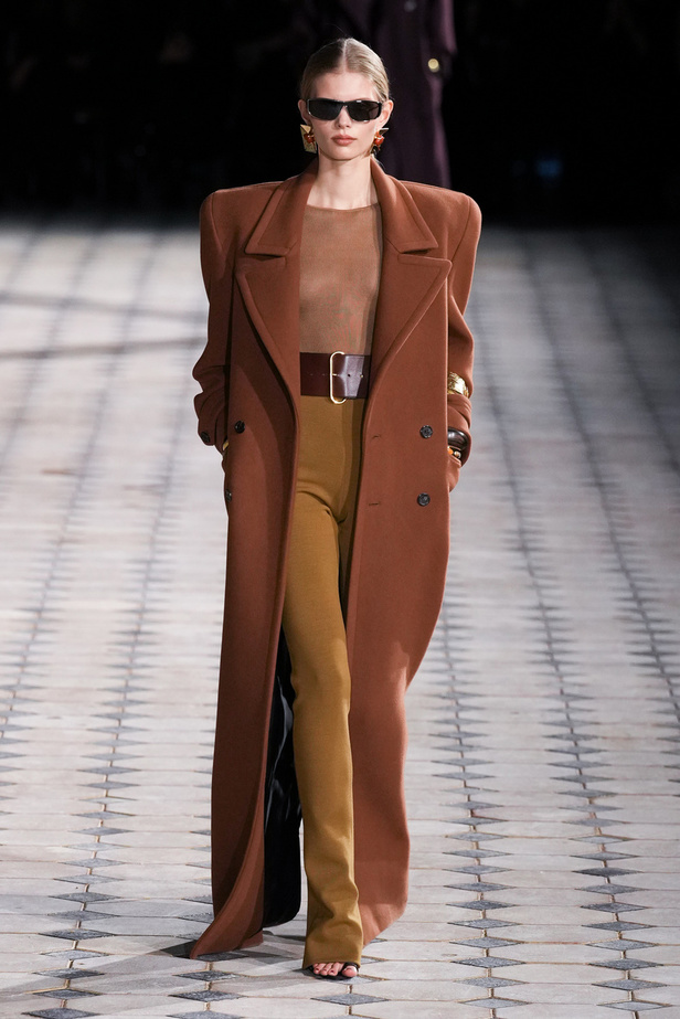 مجموعة Saint Laurent لربيع وصيف 2023.. أناقة الثمانينيات بقصات فاخرة