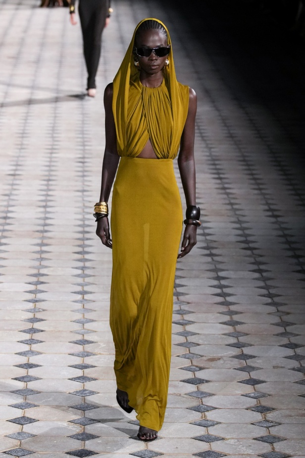 مجموعة Saint Laurent لربيع وصيف 2023.. أناقة الثمانينيات بقصات فاخرة