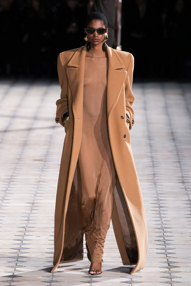 مجموعة Saint Laurent لربيع وصيف 2023.. أناقة الثمانينيات بقصات فاخرة