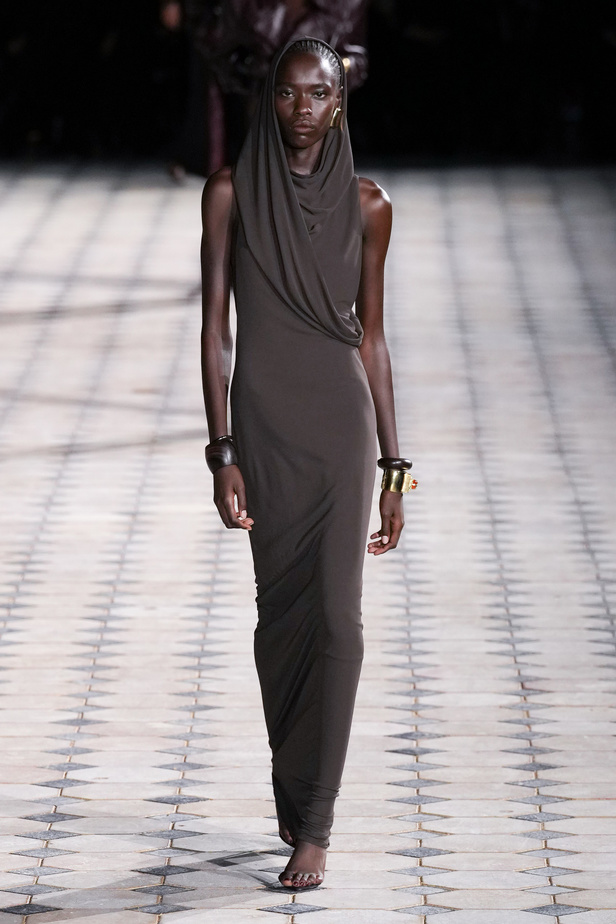 مجموعة Saint Laurent لربيع وصيف 2023.. أناقة الثمانينيات بقصات فاخرة