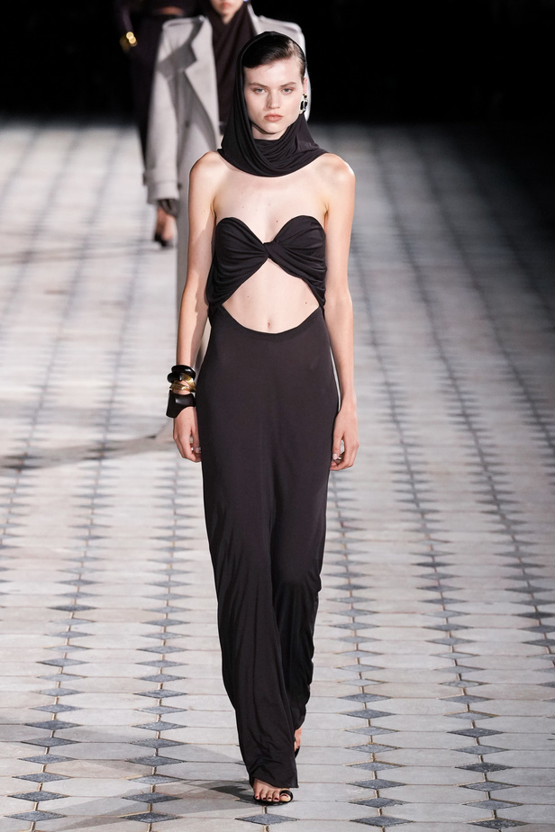 مجموعة Saint Laurent لربيع وصيف 2023.. أناقة الثمانينيات بقصات فاخرة