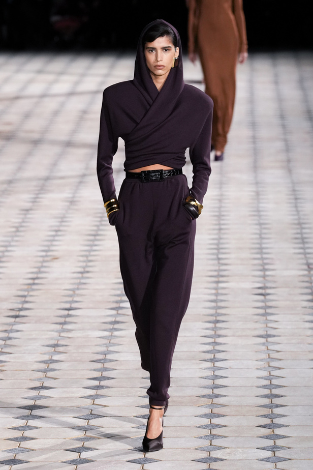 مجموعة Saint Laurent لربيع وصيف 2023.. أناقة الثمانينيات بقصات فاخرة