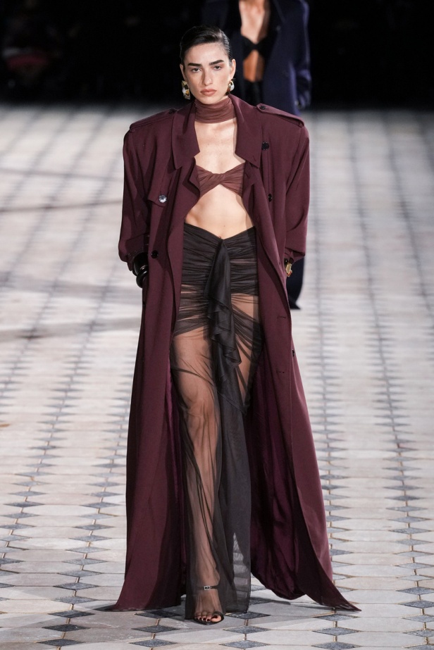 مجموعة Saint Laurent لربيع وصيف 2023.. أناقة الثمانينيات بقصات فاخرة