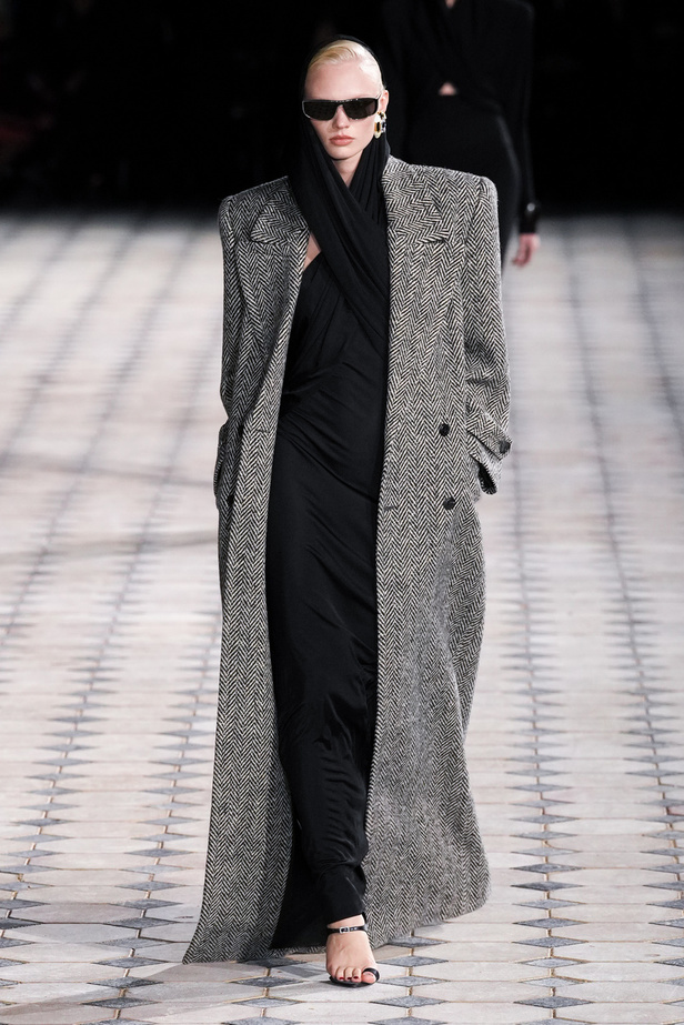 مجموعة Saint Laurent لربيع وصيف 2023.. أناقة الثمانينيات بقصات فاخرة